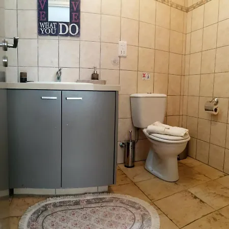 Julia's Townhouse-new Atlantis Court Universal Apartament Pafos